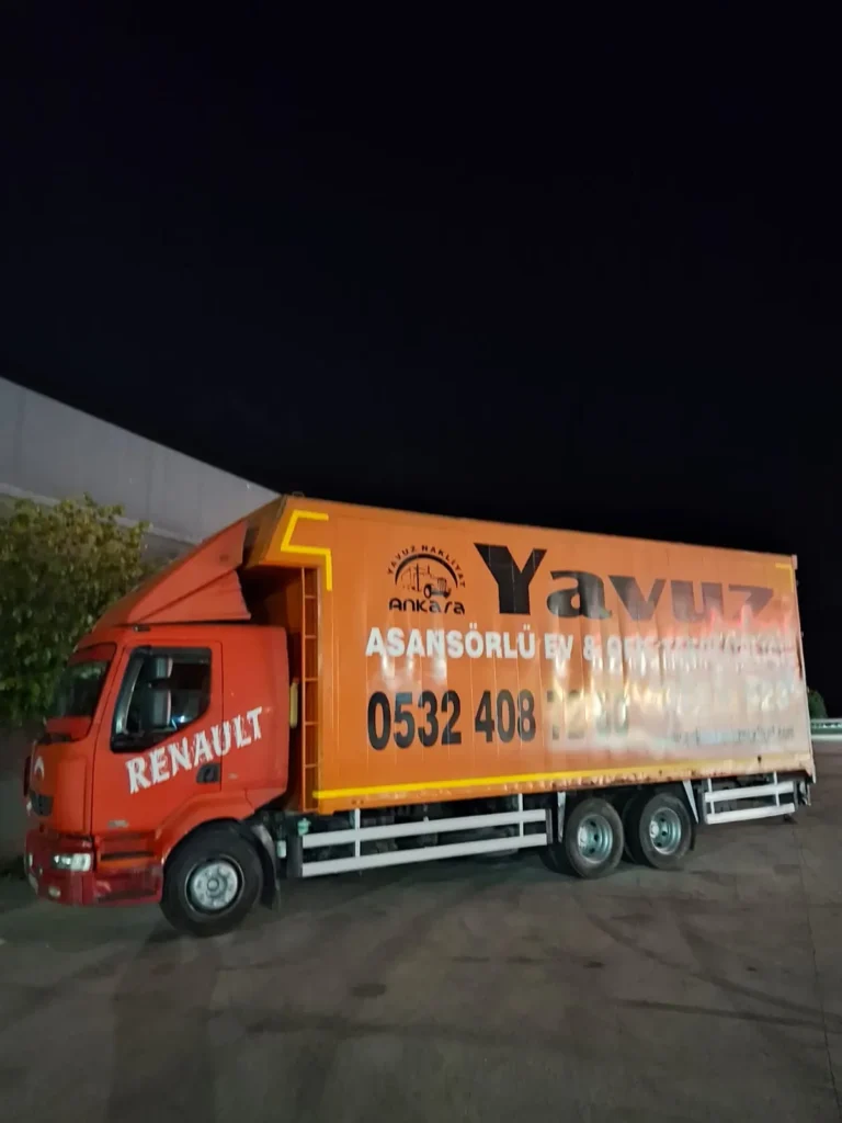 Gece taşımasında Yavuz Nakliyat kamyonu