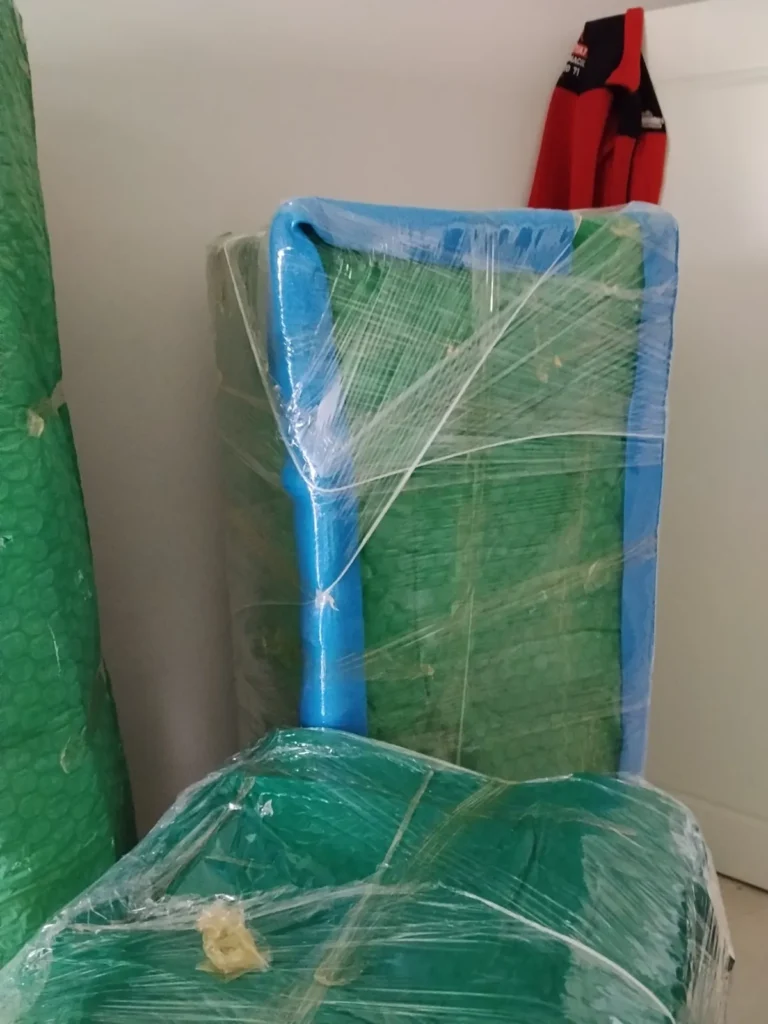 Köşe koruyucu süngerle paketlenmiş sandalye
