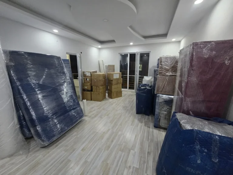 Taşınma öncesi özenle paketlenmiş yatak, dolap ve koliler